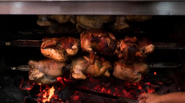 El pollo a la brasa es un plato fundamental en la gastronomía peruana. Foto: El Comercio.