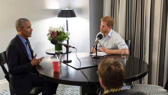 El príncipe Harry y Barack Obama en una entrevista realizada en Canadá. (AP).