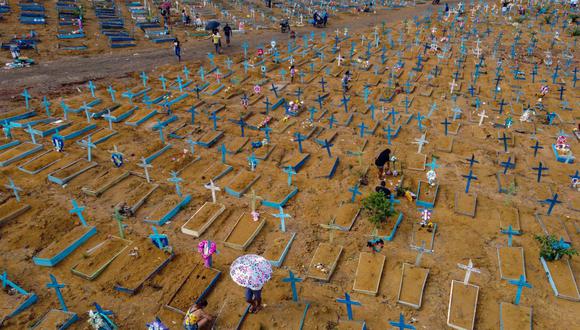 La gente visita el cementerio de Nossa Senhora Aparecida el Día de la Madre, en Manaos, estado de Amazonas, Brasil, el 9 de mayo de 2021, en medio de la pandemia de coronavirus. (Foto de Michael DANTAS / AFP).