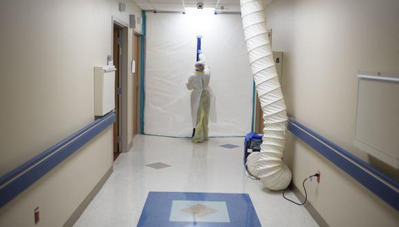 Personal sanitario cierra una barrera protectora en la Unidad Covid-19 en el United Memorial Medical Center en Houston, Texas, el 2 de julio de 2020.(Foto referencial, Mark Felix / AFP).