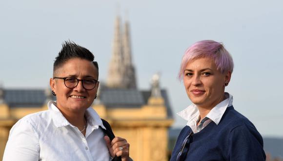 Las exmonjas Marita Radovanovic (derecha) y Fanika Feric posan para una fotografía el 9 de octubre de 2020 en Zagreb (Croacia). (AFP / DENIS LOVROVIC).