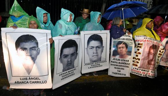 En esta foto de archivo tomada el 24 de diciembre de 2014, padres y familiares de los 43 estudiantes desaparecidos de Ayotzinapa en la ciudad de Iguala, estado de Guerrero, exigen justicia durante una protesta. (ALFREDO ESTRELLA / AFP).