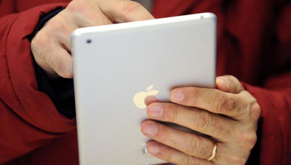 Un hombre usa un nuevo iPad mini durante la apertura de una nueva tienda de Apple en Saint-Herblain, Francia. (Foto de archivo: Jean-Sebastien Evrard/ AFP)