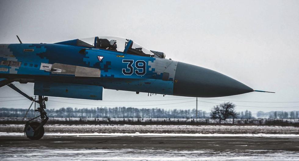 Esta fotografía tomada y publicada por el servicio de prensa del Ministerio de Defensa de Ucrania muestra un avión Sukhoi Su-27 de la brigada de aviación táctica aérea antes de un vuelo en la región de Myrhorod el 11 de febrero de 2022. (AFP).