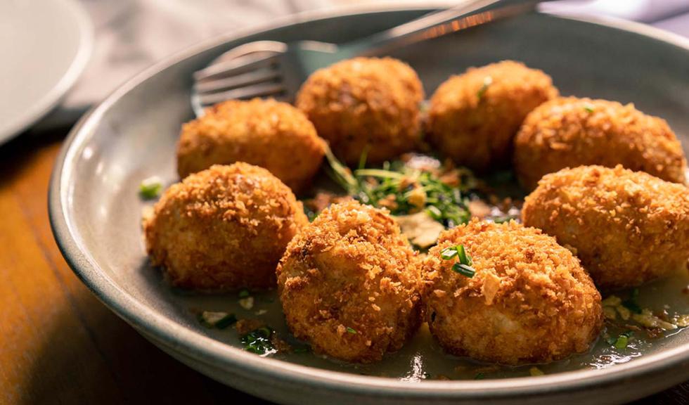 Cada 16 de enero se celebra el Día Internacional de la Croqueta, uno de los platos más famosos de la gastronomía española. Esta se elabora de harina, mantequilla, leche y sal. Respecto al relleno, puedes añadirle jamón, mariscos, pescado o con lo que más gustes. En la siguiente galería, conoce los restaurantes, ubicados en la ciudad, que ofrecen las mejores croquetas. (Foto: Shutterstock)