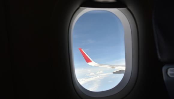 ¿Para qué sirve el pequeño agujero en la ventana del avión?