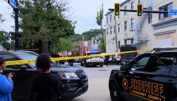 Una situación de tiroteo “extremadamente activa” está en curso en Pittsburgh después de que las autoridades intentaron un desalojo, dijo el miércoles la portavoz de la ciudad, Maria Montano. (Foto: Captura video CNN)