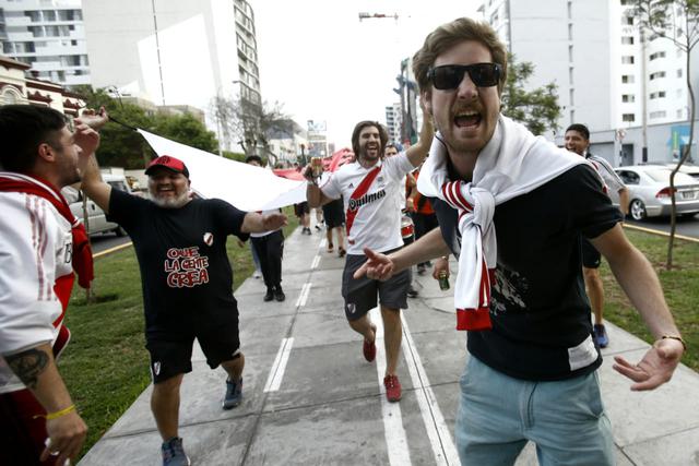 Hinchas de River Plate caminaron desde miraflores hasta el hotel para recibir al equipo argentino | Foto: Renzo Salazar/GEC