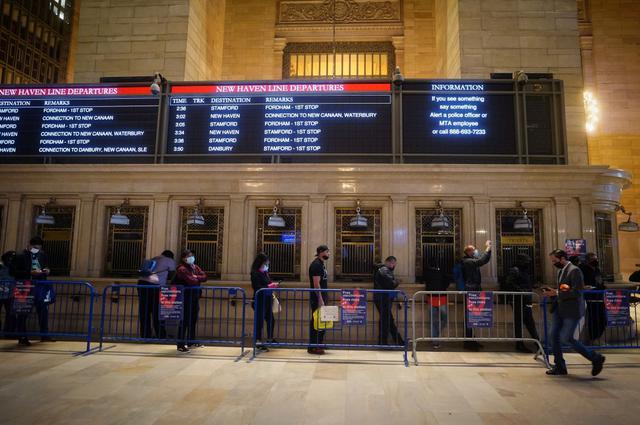 La gente espera en una fila para recibir las vacunas contra la enfermedad del coronavirus (COVID-19) en la estación de tren Grand Central Station Terminal en Manhattan, Nueva York. (REUTERS/Carlo Allegri).