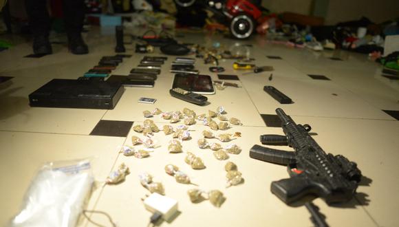 Vista de drogas, armas y otros objetos incautados durante un operativo en el que fueron detenidas tres personas en Guayaquil, Ecuador, el 27 de enero de 2024. (Foto de Gerardo MENOSCAL/AFP)