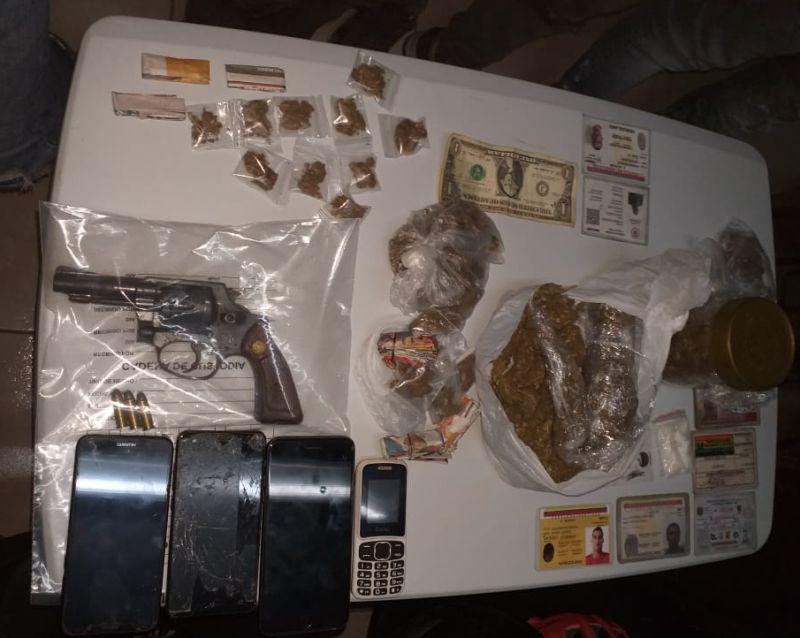 La banda fue capturada con un revólver, tres balas, cuatro teléfonos celulares y droga. (Foto: Policía Nacional)