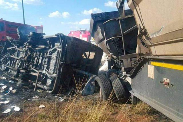 4 de julio.- 18 muertos al colisionar un autobús y un camión en el noreste de Sudáfrica. (Foto: Captura)
