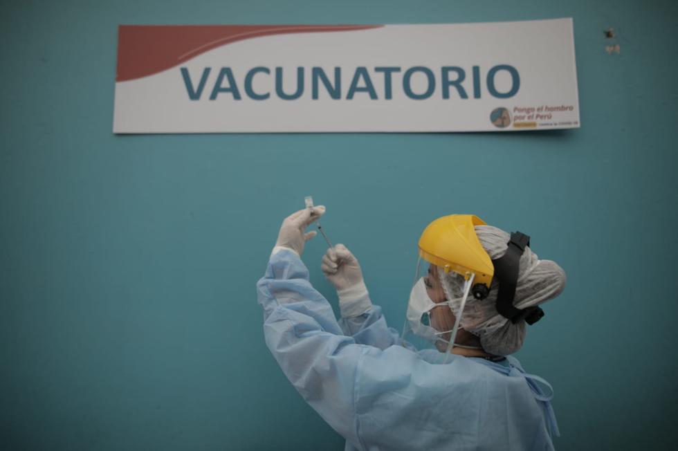 El hospital Hipólito Unanue de El Agustino continúa inmunizando a sus profesionales de la salud, en el marco del segundo día de la campaña de vacunación contra el COVID-19. (Foto: Anthony Niño de Guzmán / @photo.gec)