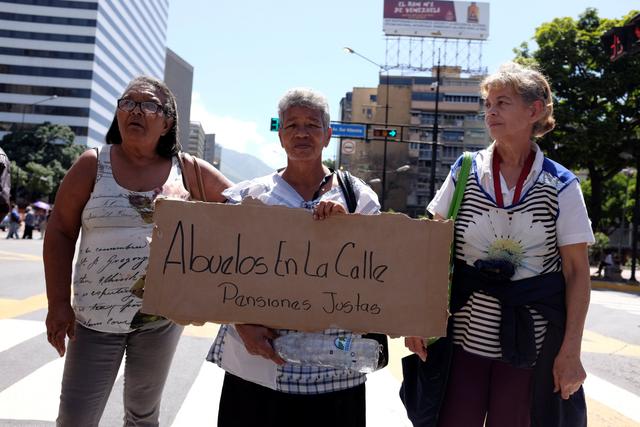 FOTO 3 | Con carteles improvisados, los adultos mayores reclamaron por sus pensiones. (Foto: Reuters)