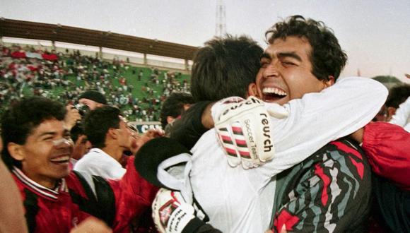 Miguel Miranda festeja la clasificación de Perú a las semifinales de la Copa América 1997 luego de eliminar a Argentina. (Foto: Pedro UGARTE / AFP)