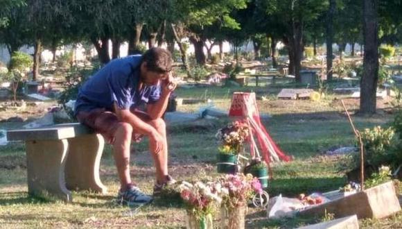 Un padre continúa compartiendo los momentos más emocionantes del equipo de sus amores, San Martín de Tucumán, junto a la tumba de su hijo. (Foto: Yohis Marianela)