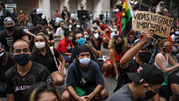 En plena pandemia del Covid-19, ciudadanos protestas en Brasil en contra de la muerte de personas afrodescendientes en favelas a manos de la Policía. Foto: AFP.