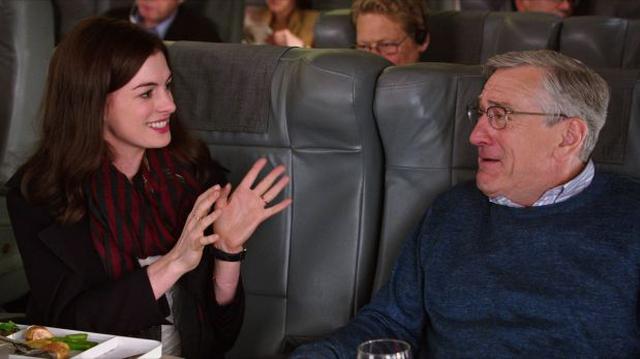Anne Hathaway enseña a Robert de Niro a utilizar Facebook - 1