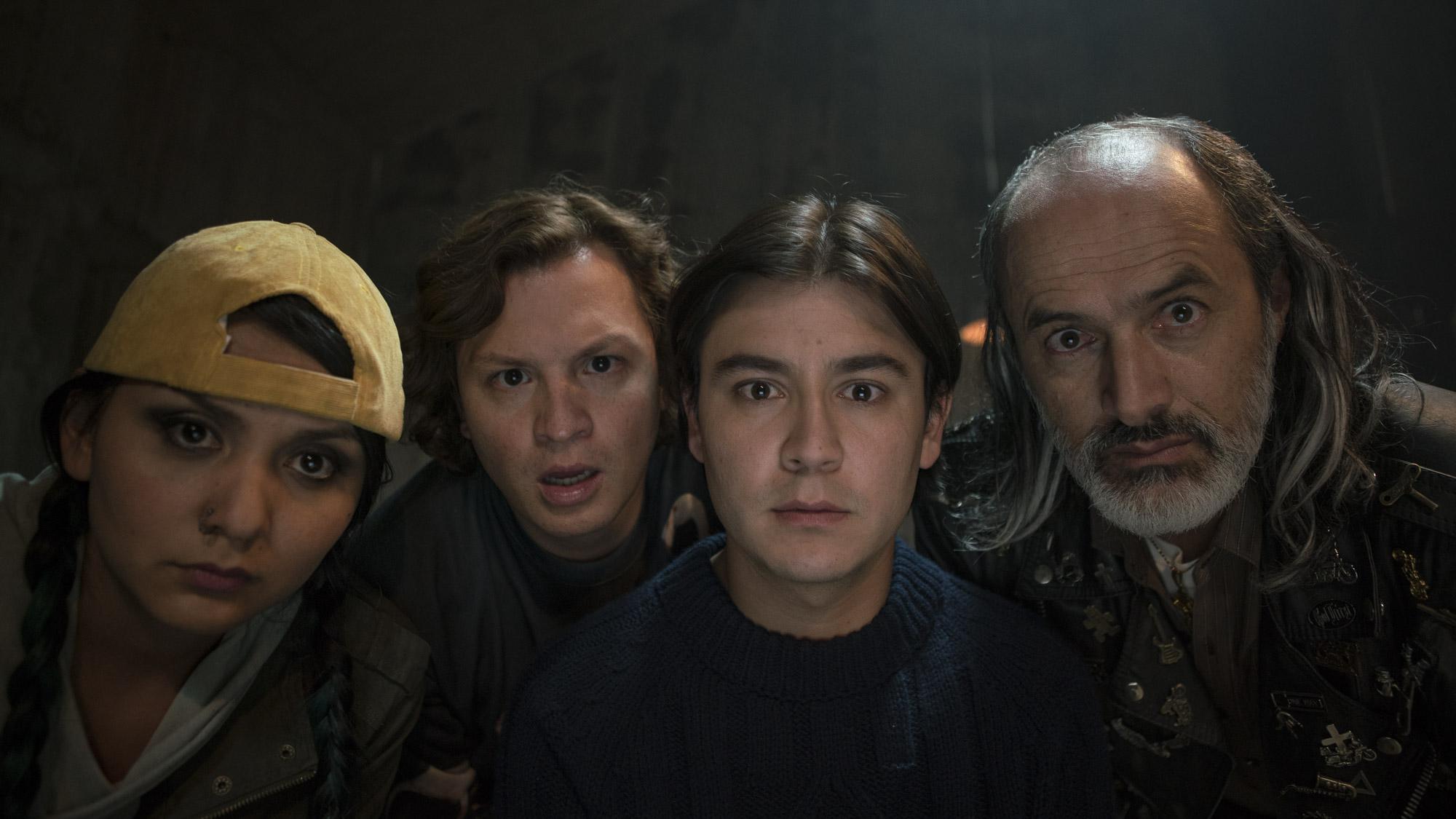 El elenco cuenta con la participación de los integrantes de Enchufe TV. 