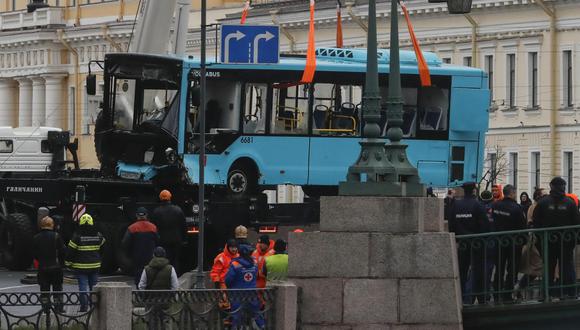 Los socorristas levantan los restos de un autobús del río Moyka en San Petersburgo, Rusia, 10 de mayo de 2024. EFE/EPA/ANATOLY MALTSEV