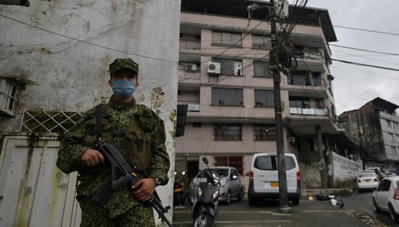 Ante la situación de inseguridad y violencia, se han desplegado más efectivos en Buenaventura. (Foto: Luis Robayo / AFP)