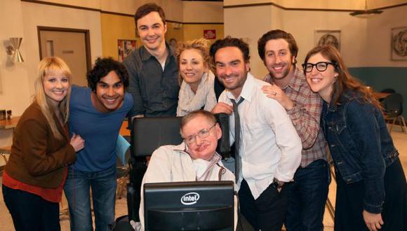 Facebook: Stephen Hawking es fan de 'The Big Bang Theory'
