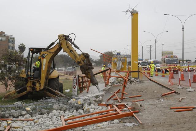 Puente peatonal destruido ayer por un tráiler fue completamente retirado de la zona. El tránsito peatonal y vehicular fue restablecido en la Panamericana Norte en ambos sentidos (Fotos: Miguel Bellido)