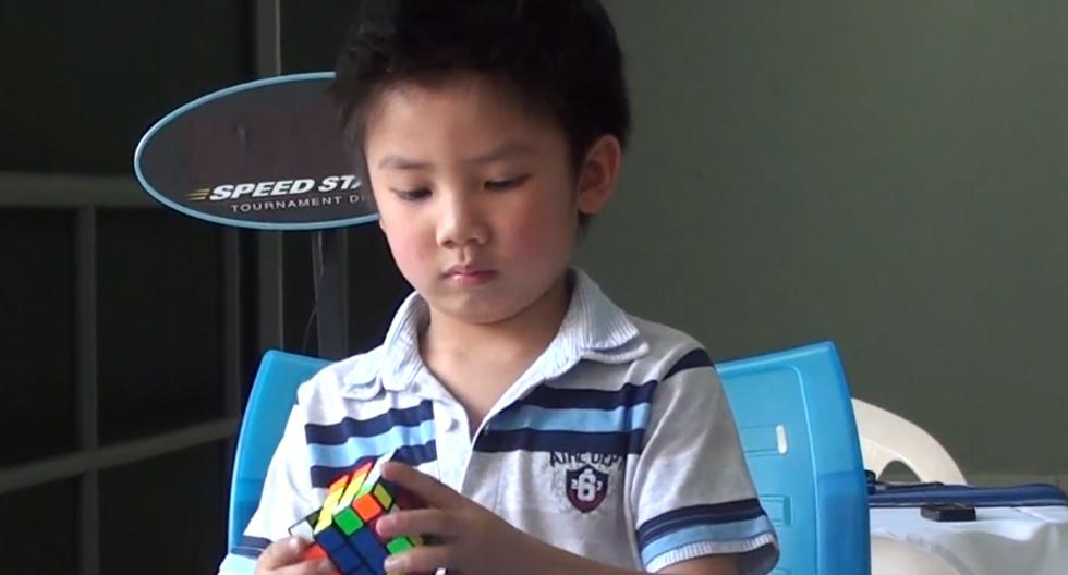 Niño resuelve cubo de Rubik como tú nunca lo harías. (Foto: Captura de YouTube)