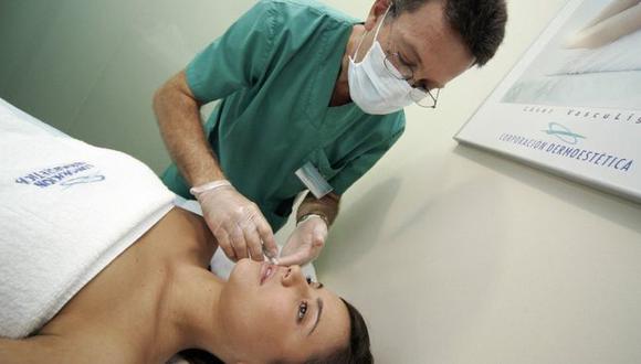 A pesar de la crisis, Venezuela sigue atrayendo a mujeres de todo el mundo interesadas en practicarse cirugías estéticas. (AFP vía BBC)