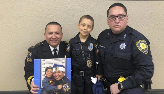 Abigail Arias, de 6 años, padece de un cáncer y cumplió su sueño de convertirse en policía. (Facebook / Freeport Police Department)