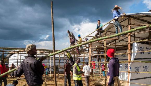Gedeo desplazado construye campamentos temporales, en el área de Gedeb en Etiopía. (Foto: AFP)