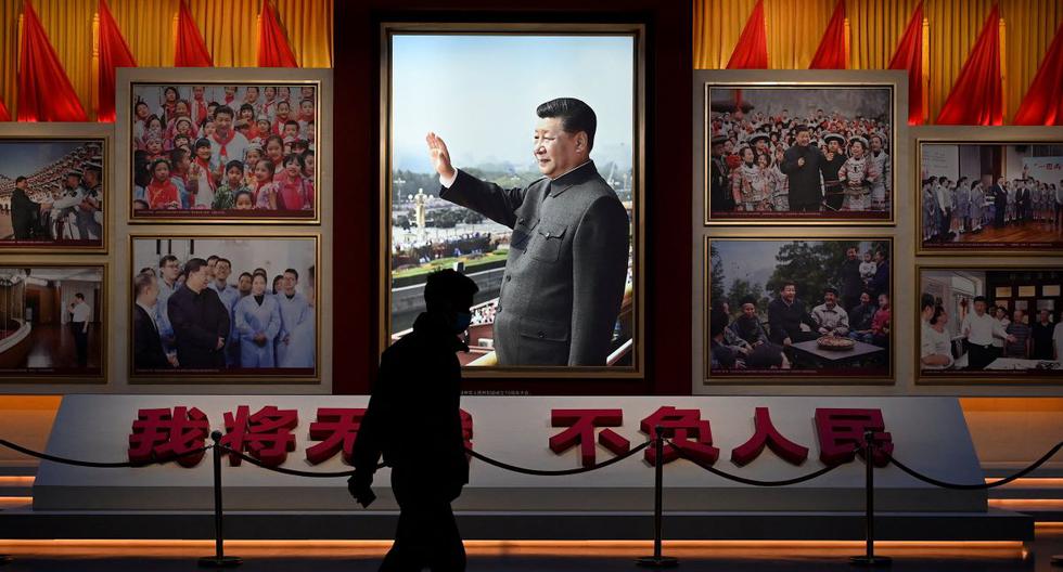 Un hombre camina frente a una foto del presidente de China, Xi Jinping, en el Museo del Partido Comunista de China en Beijing el 11 de noviembre de 2021. (Noel Celis / AFP).