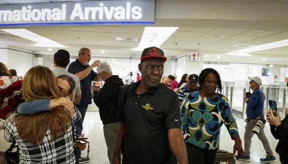 Los ciudadanos haitiano-estadounidenses parten después de llegar en un vuelo chárter desde Cap-Haitien al Aeropuerto Internacional de Miami en Miami, Florida, el 21 de marzo de 2024. (Foto de Marco BELLO / AFP)