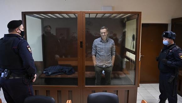 El líder de la oposición rusa, Alexéi Navalny, de pie dentro de una celda de vidrio durante una audiencia en el tribunal de distrito de Babushkinsky en Moscú, el 20 de febrero de 2021. (Foto referencial de Kirill KUDRYAVTSEV / AFP)