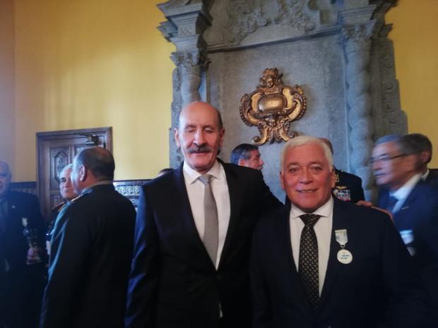Coronel FAP (r) Alberto Ramírez (derecha), el día que recibió la condecoración por parte de la Embajada de Argentina, en noviembre pasado.  