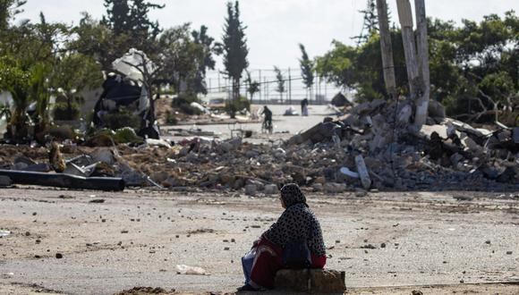 Un palestino desplazado se toma un descanso mientras se desplaza después de que el ejército israelí pidiera a los residentes del campamento de Khan Yunis que abandonaran sus hogares y se dirigieran a los campamentos de Rafah, cerca de la frontera con Egipto, al sur de Gaza. Franja, 26 de enero de 2024. EFE/EPA/HAITHAM IMAD