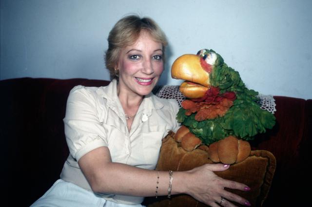 Mirtha Patiño, con el popular Loro Lorenzo de "Chiquiticosas", el programa que conducía en los 80 en Canal 7.