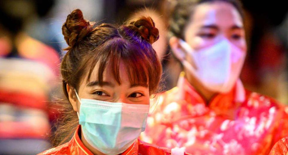 Dos mujeres caminan con máscaras - como previsión ante el coronavirus - durante las celebraciones del Año Nuevo Chino en Bangkok. (Foto: Mladen ANTONOV / AFP)