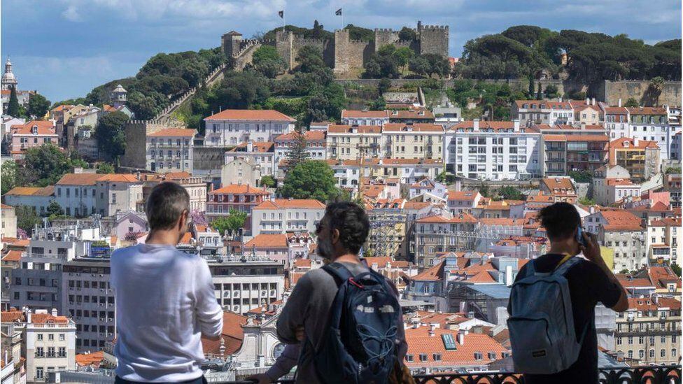 Homeowners in the center of Lisbon prefer to rent to tourists rather than residents, because the benefits are higher.  (GETTY IMAGES).