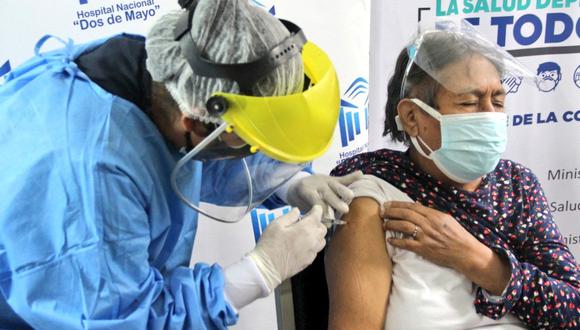 Un total de 32 centros de vacunación estarán habilitados en Lima y Callao para aplicación de segunda vacuna a adultos mayores. (Foto: Minsa)