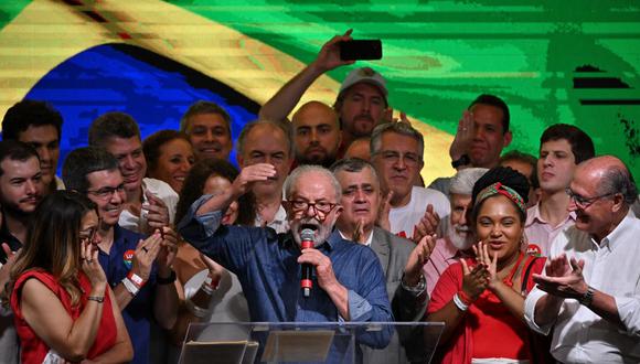 El presidente electo de Brasil, Luiz Inácio Lula da Silva, habla después de ganar la segunda vuelta de las elecciones presidenciales. (NELSON ALMEIDA / AFP).