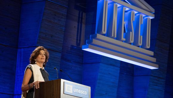 La directora general de la UNESCO, Audrey Azoulay, pronuncia un discurso para anunciar la solicitud de Estados Unidos de regresar a la institución, en la sede de la UNESCO en París. (Foto de ALAIN JOCARD / AFP)