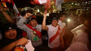 Perú vs. Uruguay: hinchas de la 'Blanquirroja’ realizaron espectacular banderazo en Montevideo