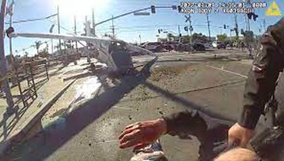 La acción fue captada por la cámara corporal de uno de los agentes y fue revelada por el LAPD en sus redes sociales. (Captura de video)