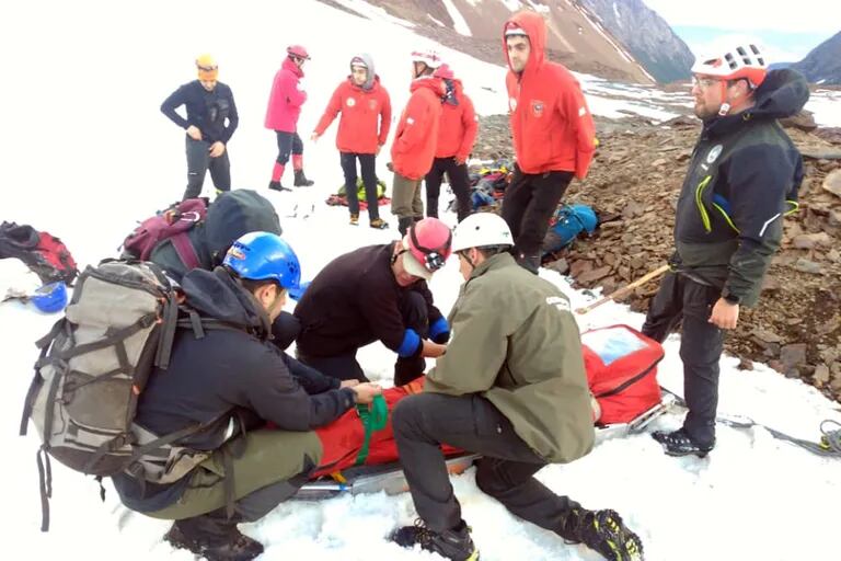 Rescate del cuerpo del turista aplastado por el hielo.