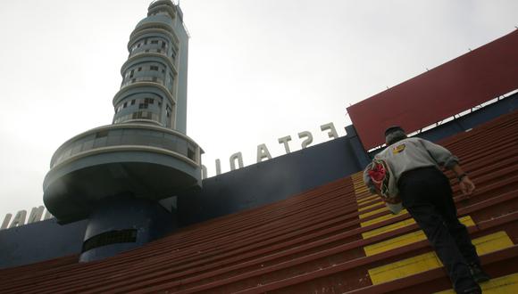 La torre del Estadio Nacional de Lima el año 2004, siendo inspeccionada por el entonces jefe del IPD Arturo Woodman para la Copa América donde fuimos anfitriones. (Foto: archivo histórico GEC)