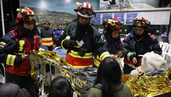 Los bomberos trabajan para rescatar a las personas que quedaron atrapadas en el teleférico de Quito. (Foto: Gobierno de Ecuador)