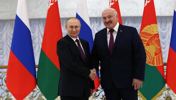 El presidente ruso Vladimir Putin (L) y el presidente bielorruso Alexander Lukashenko se dan la mano antes de su reunión en el Palacio de la Independencia en Minsk.