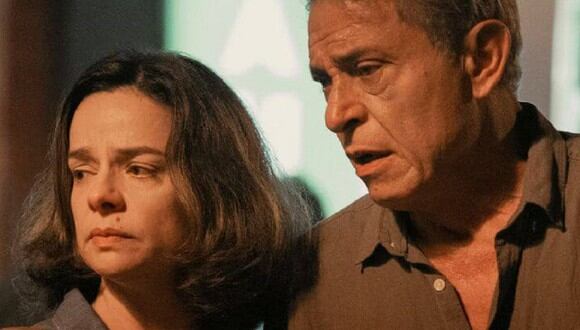 Los padres de una de las víctimas en la miniserie brasileña "Todos los días la misma noche" (Foto: Netflix)