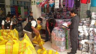 Incautan más de 400 sacos de ropa falsificada en centro de Lima